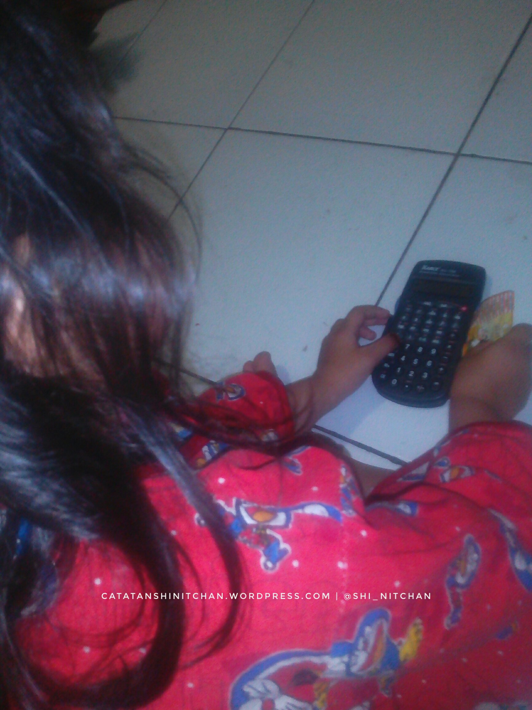Najma mulai mencoba memijit digit kalkulator “empat tambah tiga sama dengan tujuh mi lihat hasilnya tujuh” katanya